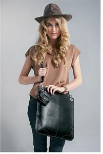 Aspinal of London Chelsea Messenger Bag giveaway (via Shopping and Info)